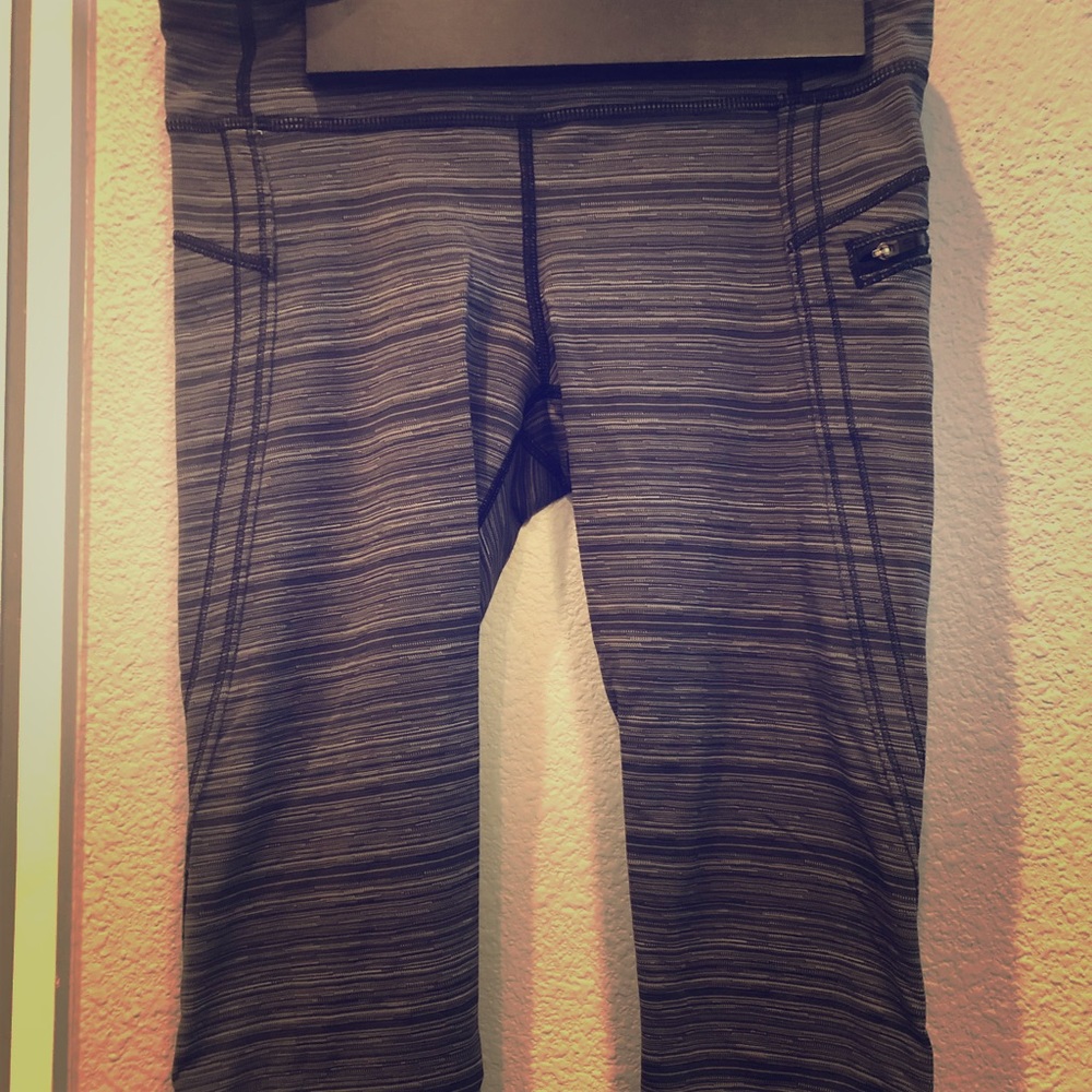 Lululemon crop pants size 6 with zippers